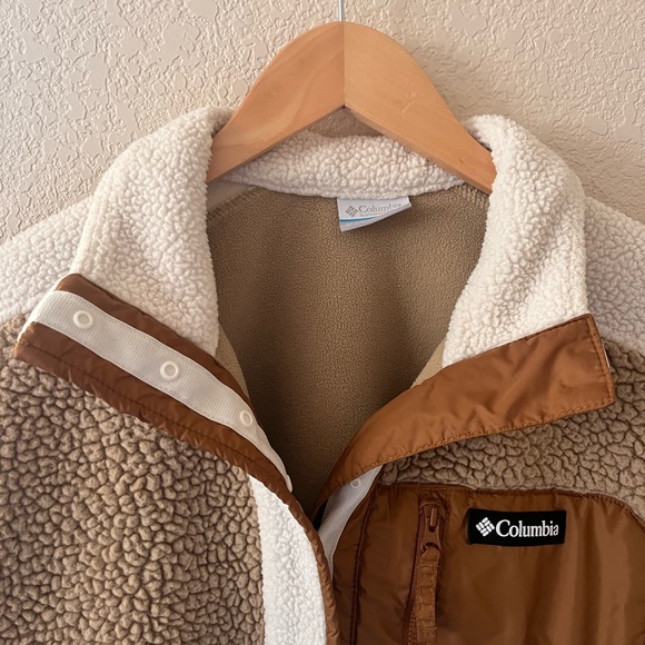 Columbia Women's Lodge Sherpa Pullover in the "Chalk/Beach" - Picture 7 of 12